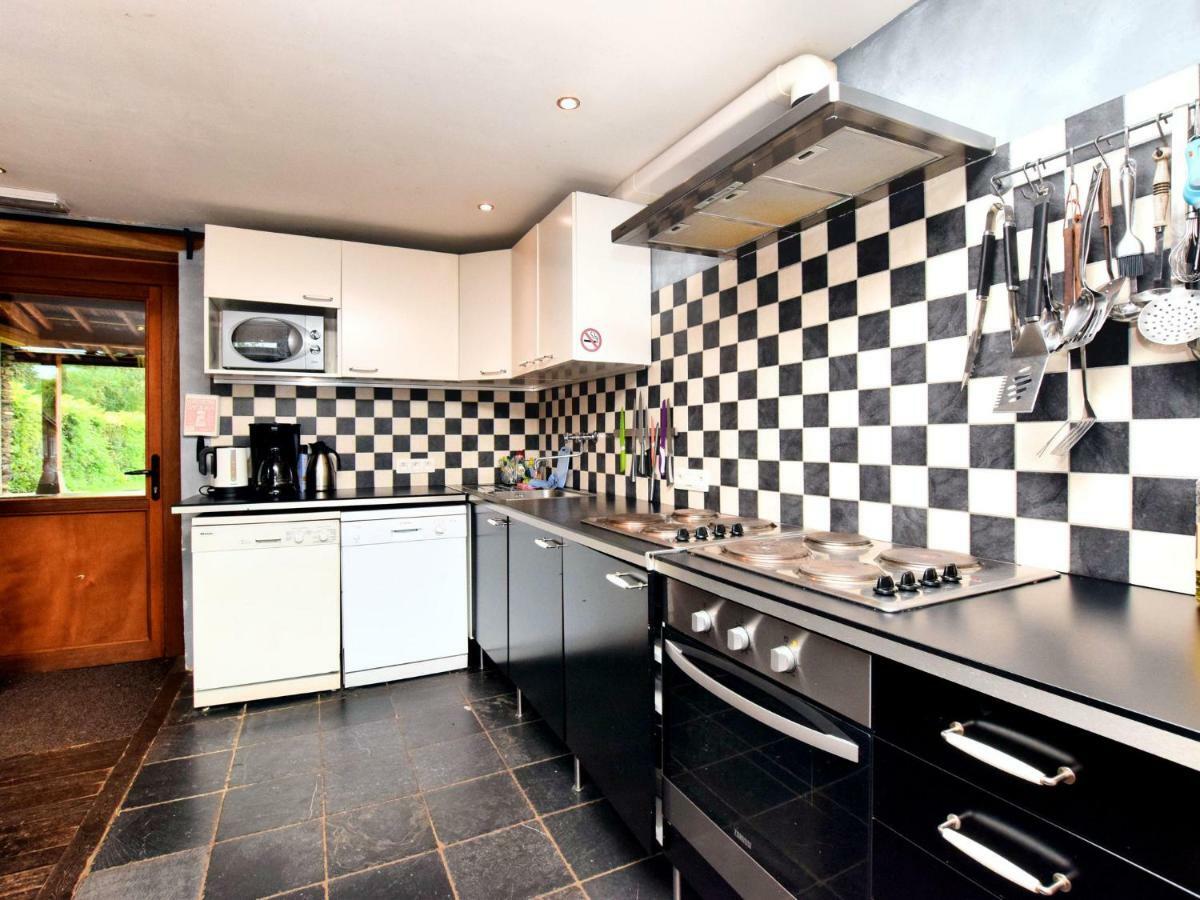 Spacious Holiday Home In Lierneux With Garden Eksteriør bilde